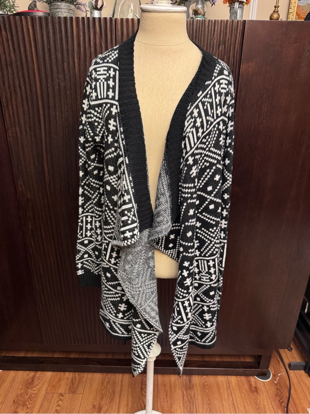Caren Sport Black and White Geometric Open-Front Cardigan